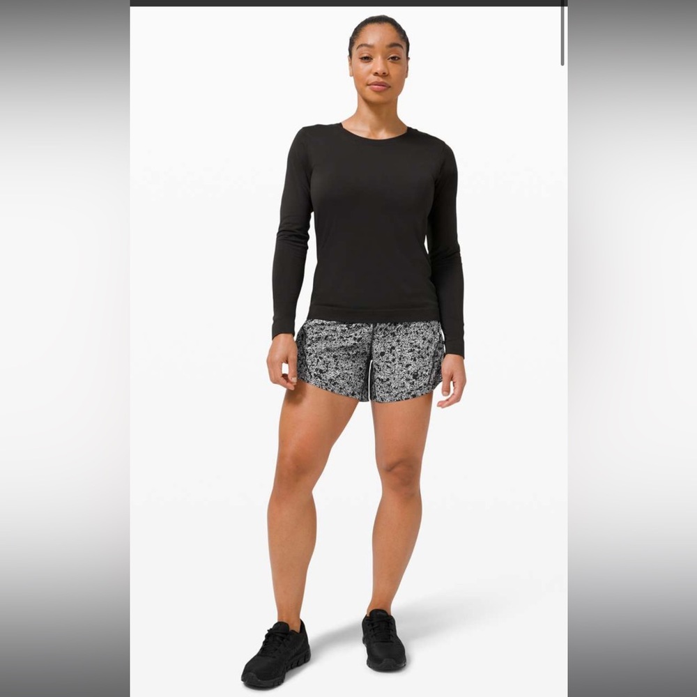 EUC Lululemon Tracker mid rise short 4” inseam sz 8
